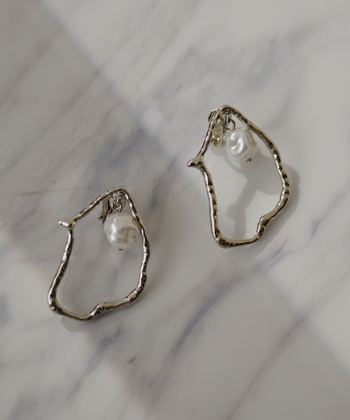 natural couture（ナチュラルクチュール）の「ニュアンスサークルパールイヤリング（イヤリング・レディース・シルバー/ゴールド・FREE）」の7枚目の写真