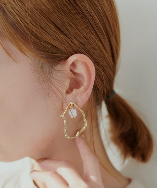 natural couture（ナチュラルクチュール）の「ニュアンスサークルパールイヤリング（イヤリング・レディース・シルバー/ゴールド・FREE）」の4枚目の写真