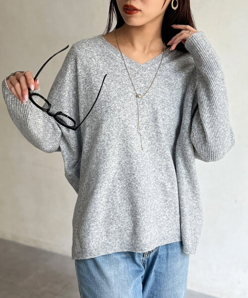 Chez toi(シェトワ)の「Vネック袖リブざっくりプルオーバー(ニット/セーター・レディース・レッド/アイボリー/ブラック/グレー・FREE)」の2枚目の写真