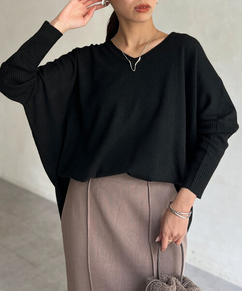 Chez toi(シェトワ)の「Vネック袖リブざっくりプルオーバー(ニット/セーター・レディース・レッド/アイボリー/ブラック/グレー・FREE)」の1枚目の写真