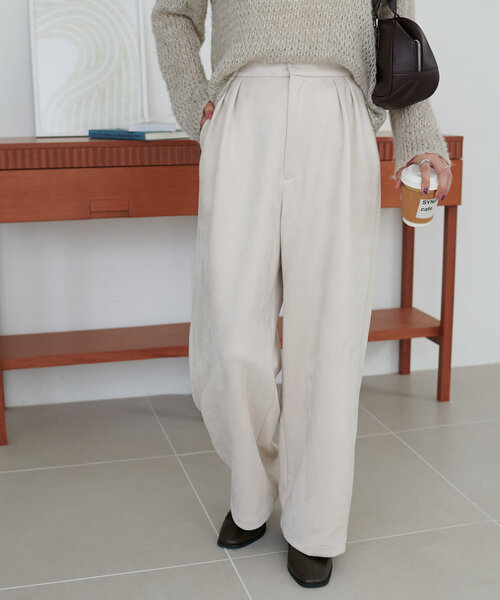 DISCOAT（ディスコート）の「エコスエード2タックストレートパンツ（その他パンツ・レディース・アイボリー/グレー・SMALL/MEDIUM/LARGE）」の2枚目の写真