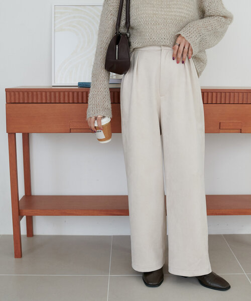 DISCOAT（ディスコート）の「エコスエード2タックストレートパンツ（その他パンツ・レディース・アイボリー/グレー・SMALL/MEDIUM/LARGE）」の3枚目の写真