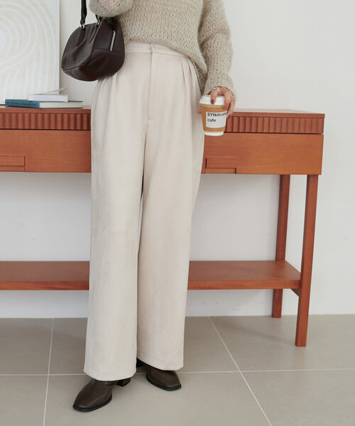 DISCOAT（ディスコート）の「エコスエード2タックストレートパンツ（その他パンツ・レディース・アイボリー/グレー・SMALL/MEDIUM/LARGE）」の4枚目の写真