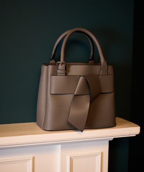 mysty woman（ミスティウーマン）の「リボンモチーフバッグ　 283504（ショルダーバッグ・レディース・アイボリー/ブラック/ピンク/グレイッシュベージュ/ダークベージュ・FREE）」の4枚目の写真