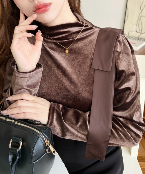 LOULOU select(ルルセレクト)の「ショルダーリボンハイネックパフスリーブベロアトップス(Tシャツ/カットソー・レディース・ブラウン/ブラック・M)」の2枚目の写真