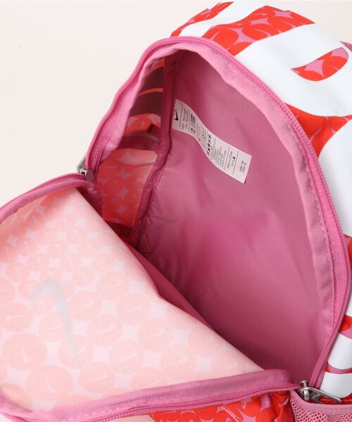 NIKE(ナイキ)の「《NIKEアパレル》YNKBRSLAJDIMNIBK-AOPSP25(バックパック/リュック・キッズ・レッド系その他/グリーン系その他/スモークグレー・フリー)」の6枚目の写真