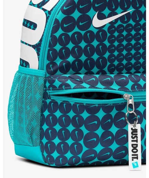 NIKE(ナイキ)の「《NIKEアパレル》YNKBRSLAJDIMNIBK-AOPSP25(バックパック/リュック・キッズ・レッド系その他/グリーン系その他/スモークグレー・フリー)」の18枚目の写真