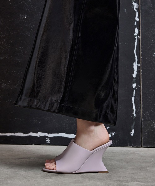 CHARLES & KEITH ワイドストラップ　スカルプチュアヒールウエッジ セール】ワイドストラップ スカルプチュアヒールウエッジ（サンダル