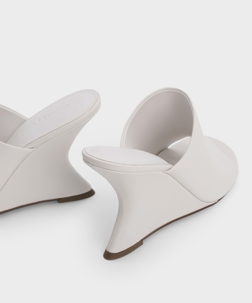 CHARLES & KEITH(チャールズ & キース)の「ワイドストラップ スカルプチュアヒールウエッジ(サンダル・レディース・ブラック/ライラック/ホワイト・25.5cm/25cm/24.5cm/23.5cm/23cm/22.5cm)」の14枚目の写真