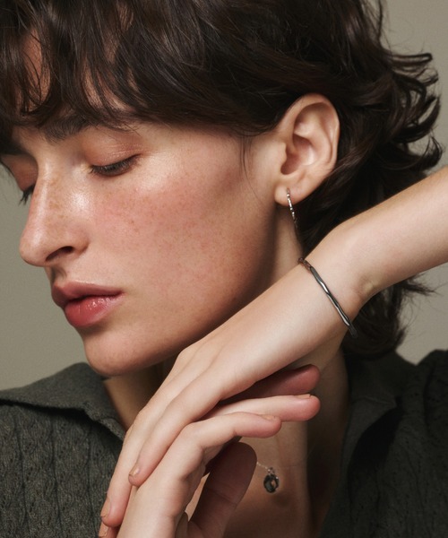 CENE(セネ)の「【CENE】セネ/ニュアンスナローバングル(バングル/リストバンド・レディース・ゴールド/シルバー・FREE)」の7枚目の写真