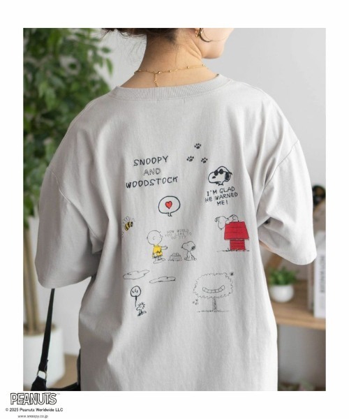 PEANUTS(ピーナッツ)の「【PEANUTS】スヌーピー 刺繍プリントTシャツ(Tシャツ/カットソー・レディース・サックスブルー/チャコールグレー/クリーム/グレイッシュベージュ・FREE)」の3枚目の写真