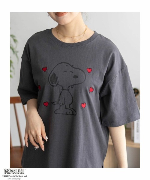 PEANUTS(ピーナッツ)の「【PEANUTS】スヌーピー 刺繍プリントTシャツ(Tシャツ/カットソー・レディース・サックスブルー/チャコールグレー/クリーム/グレイッシュベージュ・FREE)」の1枚目の写真