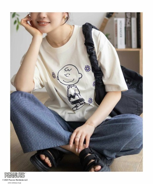 PEANUTS(ピーナッツ)の「【PEANUTS】スヌーピー 刺繍プリントTシャツ(Tシャツ/カットソー・レディース・サックスブルー/チャコールグレー/クリーム/グレイッシュベージュ・FREE)」の2枚目の写真