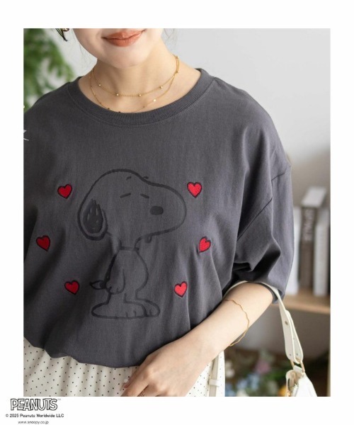 PEANUTS(ピーナッツ)の「【PEANUTS】スヌーピー 刺繍プリントTシャツ(Tシャツ/カットソー・レディース・サックスブルー/チャコールグレー/クリーム/グレイッシュベージュ・FREE)」の5枚目の写真