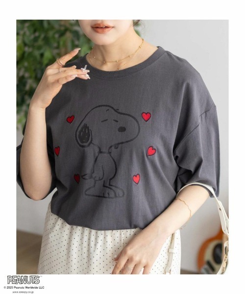 PEANUTS(ピーナッツ)の「【PEANUTS】スヌーピー 刺繍プリントTシャツ(Tシャツ/カットソー・レディース・サックスブルー/チャコールグレー/クリーム/グレイッシュベージュ・FREE)」の6枚目の写真