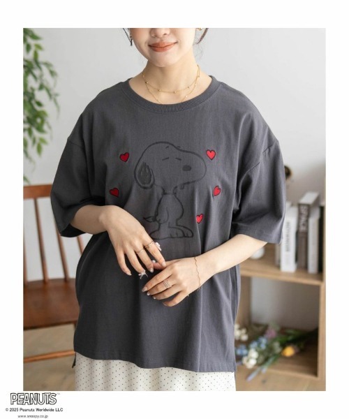 PEANUTS(ピーナッツ)の「【PEANUTS】スヌーピー 刺繍プリントTシャツ(Tシャツ/カットソー・レディース・サックスブルー/チャコールグレー/クリーム/グレイッシュベージュ・FREE)」の7枚目の写真
