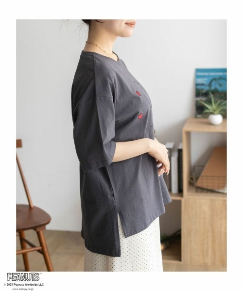 PEANUTS(ピーナッツ)の「【PEANUTS】スヌーピー 刺繍プリントTシャツ(Tシャツ/カットソー・レディース・サックスブルー/チャコールグレー/クリーム/グレイッシュベージュ・FREE)」の8枚目の写真