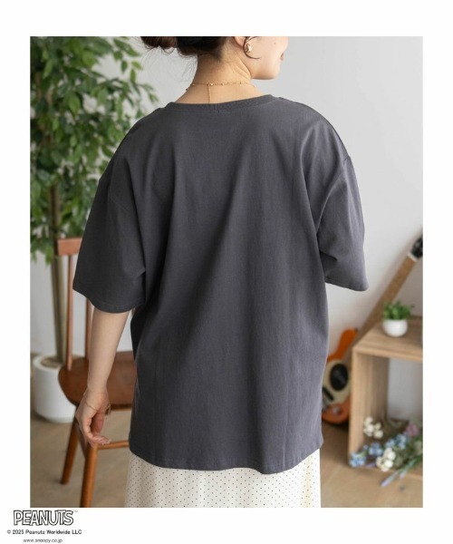 PEANUTS(ピーナッツ)の「【PEANUTS】スヌーピー 刺繍プリントTシャツ(Tシャツ/カットソー・レディース・サックスブルー/チャコールグレー/クリーム/グレイッシュベージュ・FREE)」の9枚目の写真