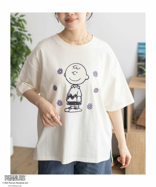 PEANUTS(ピーナッツ)の「【PEANUTS】スヌーピー 刺繍プリントTシャツ(Tシャツ/カットソー・レディース・サックスブルー/チャコールグレー/クリーム/グレイッシュベージュ・FREE)」の12枚目の写真