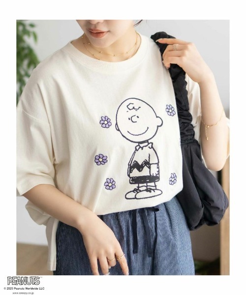 PEANUTS(ピーナッツ)の「【PEANUTS】スヌーピー 刺繍プリントTシャツ(Tシャツ/カットソー・レディース・サックスブルー/チャコールグレー/クリーム/グレイッシュベージュ・FREE)」の13枚目の写真