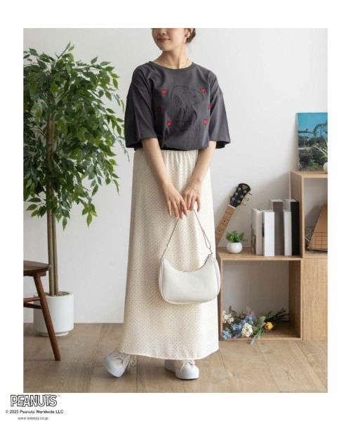 PEANUTS(ピーナッツ)の「【PEANUTS】スヌーピー 刺繍プリントTシャツ(Tシャツ/カットソー・レディース・サックスブルー/チャコールグレー/クリーム/グレイッシュベージュ・FREE)」の10枚目の写真