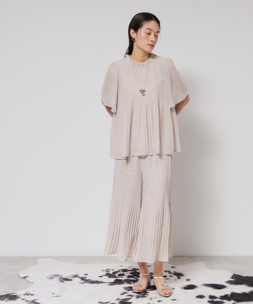 Sunauna(スーナウーナ)の「【プリーツ/フレアスリーブ】Aラインブラウス(シャツ/ブラウス・レディース・グリーン系/ライトベージュ/ブラック・40/38)」の12枚目の写真