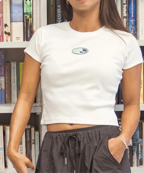 ROXY(ロキシー)の「FUN & ALIVE S/S TEE /ロキシーショート丈(短丈)ワンポイント半袖Tシャツ(Tシャツ/カットソー・レディース・ホワイト/ブルー/グレー/ブラック・SMALL/MEDIUM/LARGE)」の10枚目の写真