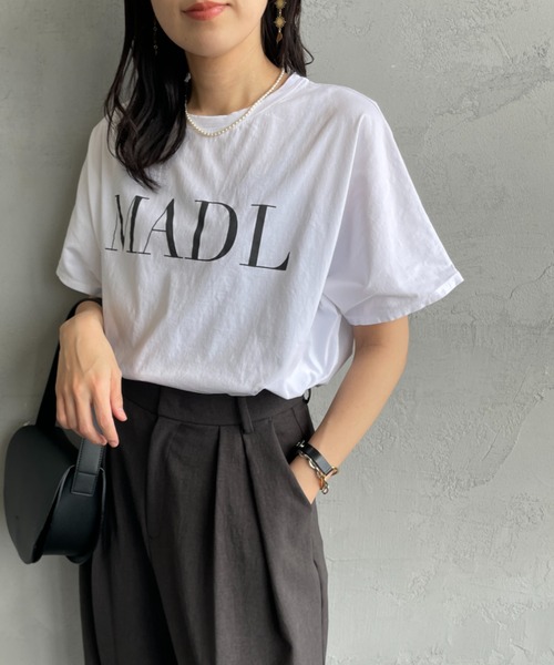 日本最大の MICA&DEAL/マイカアンドディール] 別注 ロゴプリントT MADL トップス