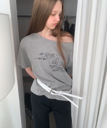 LONSLAN（ロンスラン）の「【LONSLAN】ベルト付き オフショルダー レタリングTシャツ LONW25s036（Tシャツ/カットソー）」