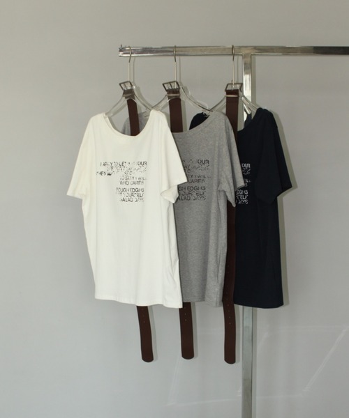 LONSLAN（ロンスラン）の「【LONSLAN】ベルト付き オフショルダー レタリングTシャツ LONW25s036（Tシャツ/カットソー・レディース・グレー/ダークネイビー/ホワイト・FREE）」の15枚目の写真