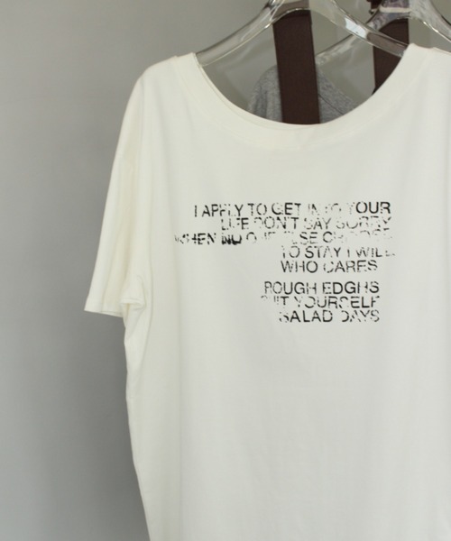 LONSLAN（ロンスラン）の「【LONSLAN】ベルト付き オフショルダー レタリングTシャツ LONW25s036（Tシャツ/カットソー・レディース・グレー/ダークネイビー/ホワイト・FREE）」の17枚目の写真