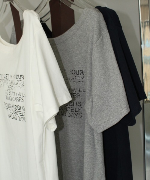 LONSLAN（ロンスラン）の「【LONSLAN】ベルト付き オフショルダー レタリングTシャツ LONW25s036（Tシャツ/カットソー・レディース・グレー/ダークネイビー/ホワイト・FREE）」の20枚目の写真