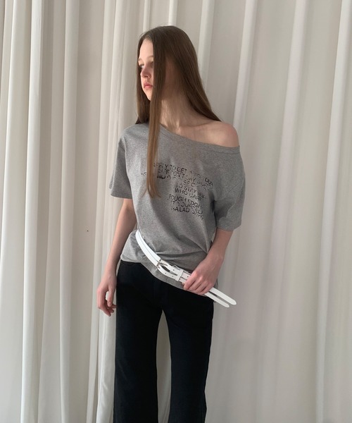 LONSLAN（ロンスラン）の「【LONSLAN】ベルト付き オフショルダー レタリングTシャツ LONW25s036（Tシャツ/カットソー・レディース・グレー/ダークネイビー/ホワイト・FREE）」の4枚目の写真