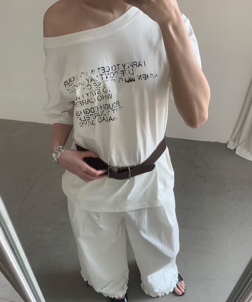 LONSLAN（ロンスラン）の「【LONSLAN】ベルト付き オフショルダー レタリングTシャツ LONW25s036（Tシャツ/カットソー・レディース・グレー/ダークネイビー/ホワイト・FREE）」の12枚目の写真