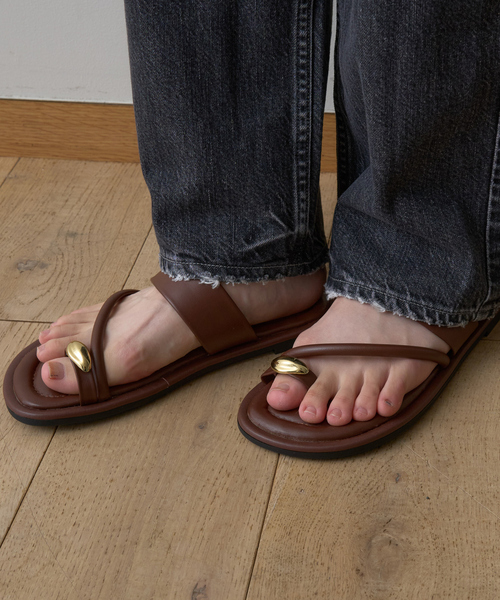 Rouge vif(ルージュヴィフ)の「【REMME/レメ】サムリングフラットサンダル(パンプス・レディース・ブラック/ブラウン・37/38/36)」の1枚目の写真