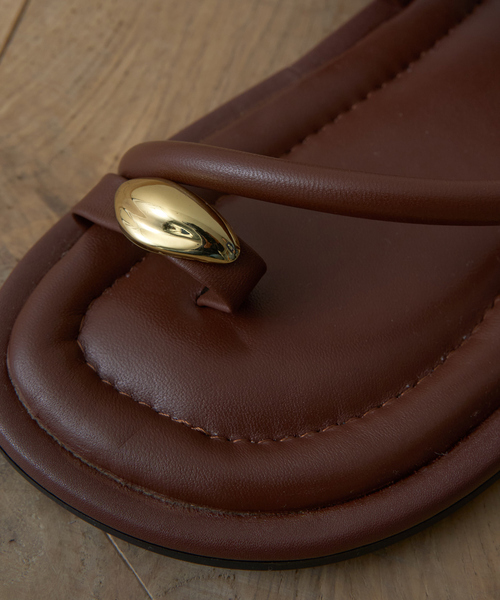 Rouge vif(ルージュヴィフ)の「【REMME/レメ】サムリングフラットサンダル(パンプス・レディース・ブラック/ブラウン・37/38/36)」の11枚目の写真