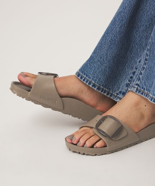 BIRKENSTOCK(ビルケンシュトック)の「<BIRKENSTOCK>マドリッド ビッグバックル EVA サンダル(サンダル・レディース・ブラック/オフホワイト/ライトピンク/モカ/ケリーグリーン・36/38/35/37)」の3枚目の写真