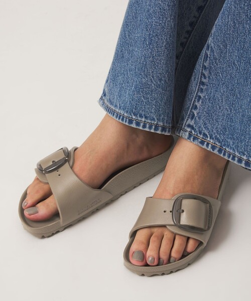 BIRKENSTOCK(ビルケンシュトック)の「<BIRKENSTOCK>マドリッド ビッグバックル EVA サンダル(サンダル・レディース・ブラック/オフホワイト/ライトピンク/モカ/ケリーグリーン・36/38/35/37)」の11枚目の写真