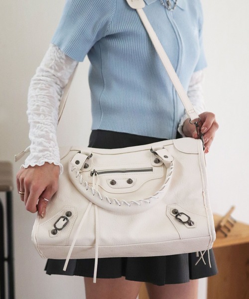 florist(フローリスト)の「2WAY グランジレザーサンカクスタッズ ボストンバッグ/ ショルダーバッグ(ボストンバッグ・レディース・ホワイト/ブラック・FREE)」の2枚目の写真