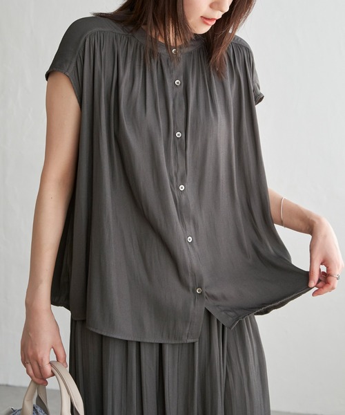 ikka(イッカ)の「【セットアップ対応】カッセンギャザーフレンチ袖ブラウス(シャツ/ブラウス・レディース・モカ/チャコールグレー/ブルー・M/L/S)」の1枚目の写真