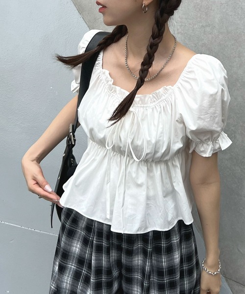 Futier land(フューティアランド)の「胸元リボンパワショルトップス(シャツ/ブラウス・レディース・チャコールグレー/イエロー/ホワイト・FREE)」の4枚目の写真