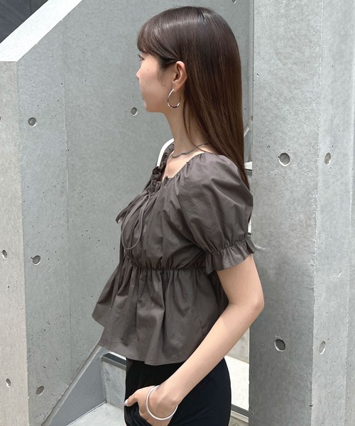 Futier land(フューティアランド)の「胸元リボンパワショルトップス(シャツ/ブラウス・レディース・チャコールグレー/イエロー/ホワイト・FREE)」の10枚目の写真