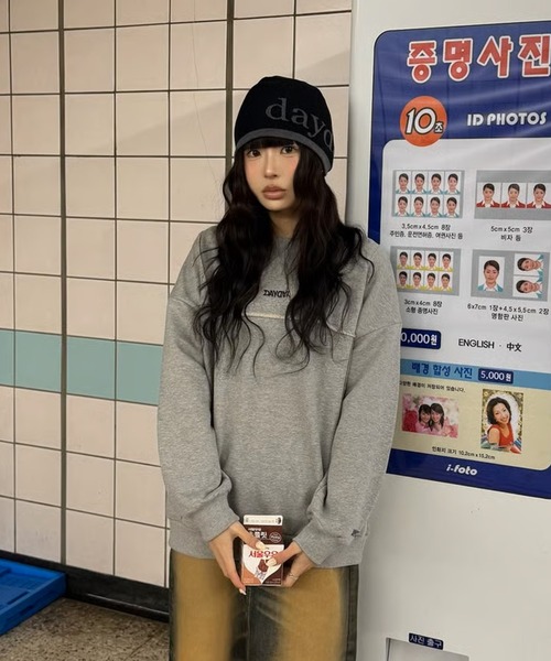 DAYDAY(デイデイ)の「ナショナルロゴクルーネックスウェット(スウェット・レディース・ネイビー/グレー・M/L/XL)」の2枚目の写真