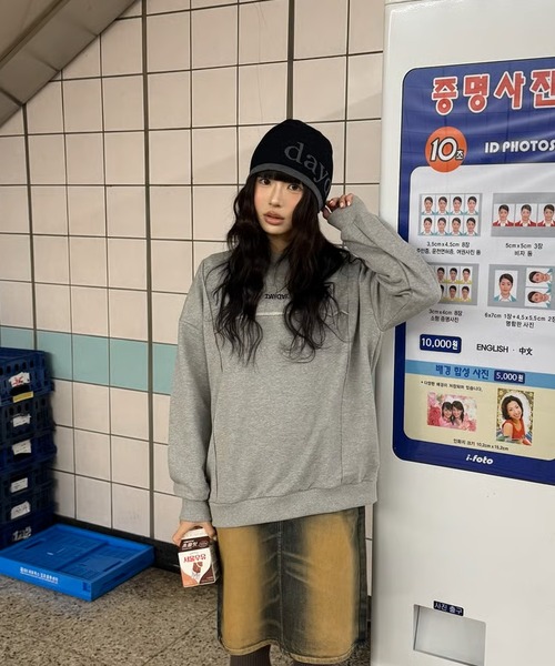 DAYDAY(デイデイ)の「ナショナルロゴクルーネックスウェット(スウェット・レディース・ネイビー/グレー・M/L/XL)」の10枚目の写真