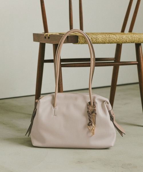 GLOBAL WORK（グローバルワーク）の「スペ軽チャーム付きボストン/495720（ボストンバッグ・レディース・ブラック/ベージュ/ブラウン/ホワイト系その他/ワインレッド/ブラウン系その他7/ライトイエロー/パープル系その他2/ブラウン系その他6/オフホワイト・ONE SIZE）」の3枚目の写真