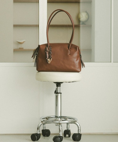 GLOBAL WORK（グローバルワーク）の「スペ軽チャーム付きボストン/495720（ボストンバッグ・レディース・ブラック/ベージュ/ブラウン/ホワイト系その他/ワインレッド/ブラウン系その他7/ライトイエロー/パープル系その他2/ブラウン系その他6/オフホワイト・ONE SIZE）」の7枚目の写真