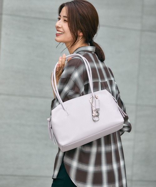 GLOBAL WORK（グローバルワーク）の「スペ軽チャーム付きボストン/495720（ボストンバッグ・レディース・ブラック/ベージュ/ブラウン/ホワイト系その他/ワインレッド/ブラウン系その他7/ライトイエロー/パープル系その他2/ブラウン系その他6/オフホワイト・ONE SIZE）」の8枚目の写真