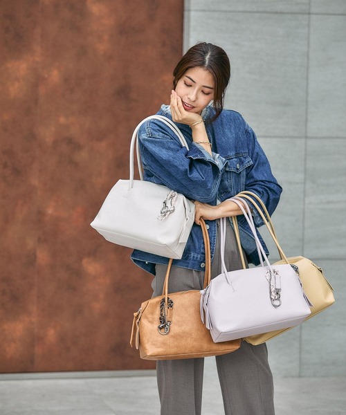 GLOBAL WORK（グローバルワーク）の「スペ軽チャーム付きボストン/495720（ボストンバッグ・レディース・ブラック/ベージュ/ブラウン/ホワイト系その他/ワインレッド/ブラウン系その他7/ライトイエロー/パープル系その他2/ブラウン系その他6/オフホワイト・ONE SIZE）」の11枚目の写真