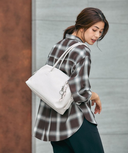 GLOBAL WORK（グローバルワーク）の「スペ軽チャーム付きボストン/495720（ボストンバッグ・レディース・ブラック/ベージュ/ブラウン/ホワイト系その他/ワインレッド/ブラウン系その他7/ライトイエロー/パープル系その他2/ブラウン系その他6/オフホワイト・ONE SIZE）」の12枚目の写真