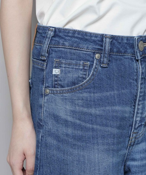 SOMETHING(サムシング)の「SOMETHING/HANA CURVE TAPERED(デニムパンツ・レディース・ライトブルー/ダークブルー・M/S)」の22枚目の写真